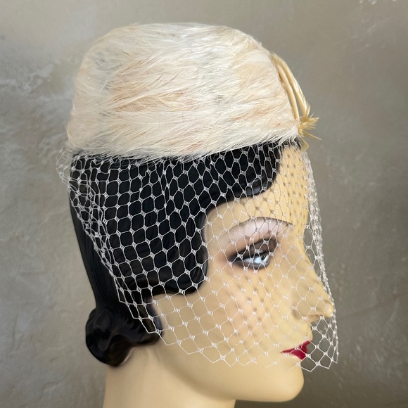 DELIGHTFUL DESIGNER 1960s' IVORY FEATHER PILLBOX HAT WITH MATCHING VEIL - Picture 7 of 11